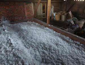 Zateplení stropu rodinného domu pomocí foukané izolace